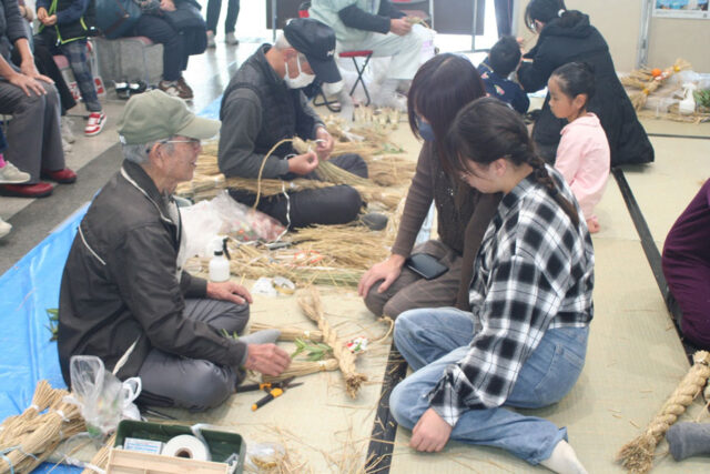 文化伝承事業「しめ縄つくり体験コーナー」